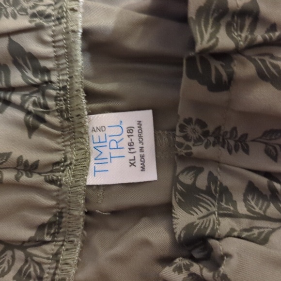 Time And Tru Shorts, Green Leaf Pattern, XL (16-18) - Picture 5 of 5